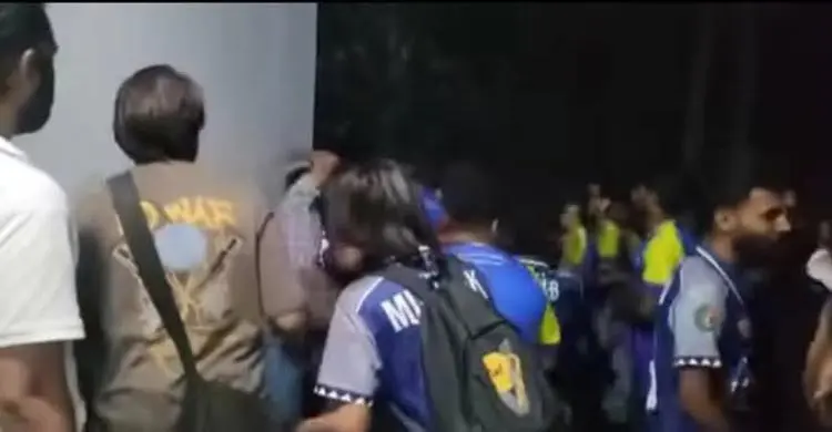 ধূমপানে নিষেধ করায় বহিরাগত এনে সিনিয়রকে মারধর