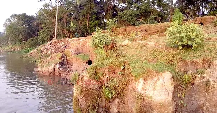 কালনী-কুশিয়ারার পেটে যাচ্ছে শত বছরের জনপদ