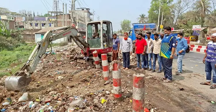 ড্রেন বন্ধ সড়ক অচল, মশা-মাছির উপদ্রবে বিপর্যস্ত পৌরবাসী
