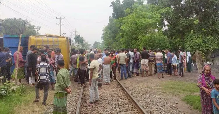 ট্রেনের ধাক্কায় কয়লার ট্রাক দুমড়ে-মুচড়ে চালক নিহত