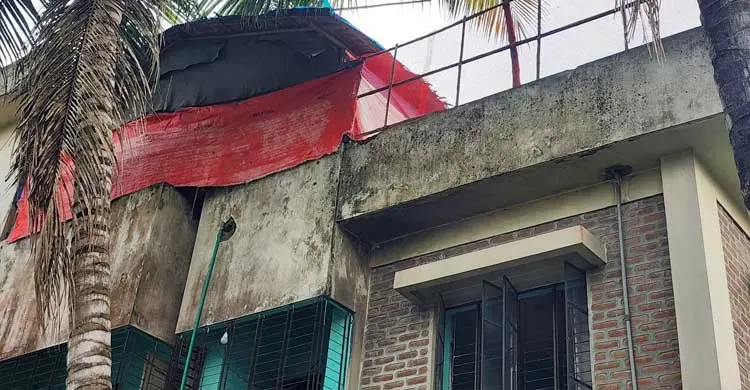 হাসপাতালের কোয়ার্টারে মুরগির খামার, দুর্গন্ধে নাকাল রোগী-পথচারী