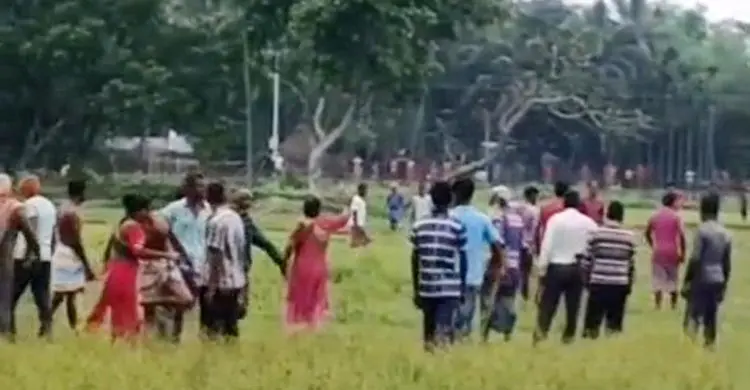 বাংলাদেশি গরু ধরে নিয়ে যাওয়ার চেষ্টা বিএসএফের, স্থানীয়দের বাধা