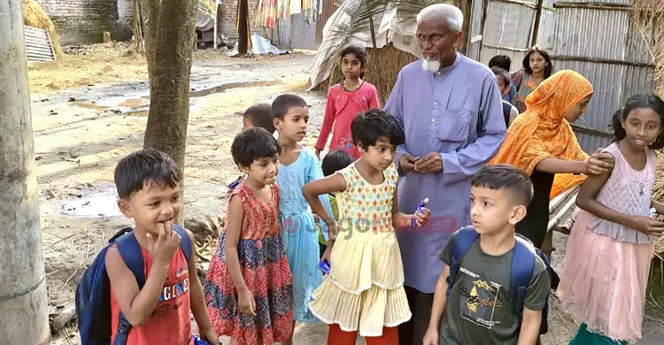 ৫২ বছর ধরে শিক্ষার আলো ছড়াচ্ছেন এক টাকার মাস্টার
