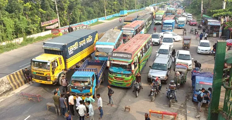 অভিযুক্ত গ্রেফতার না হওয়ায় ঢাকা-আরিচা মহাসড়ক অবরোধ জাকসুর