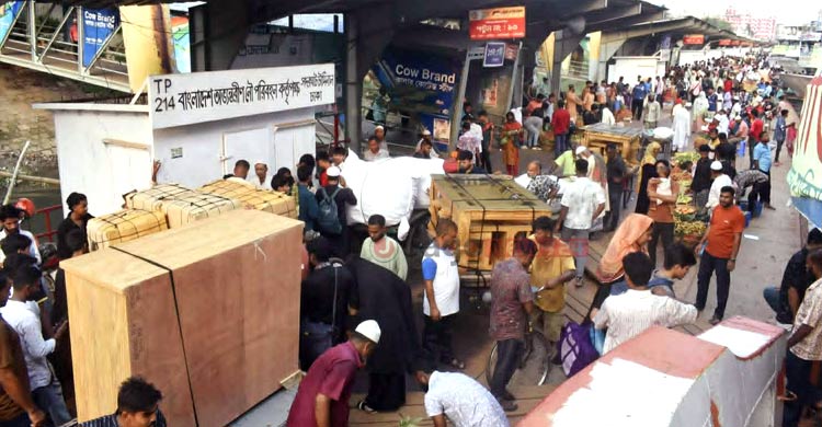 নৌপথে ঈদযাত্রা: নিরাপত্তা ও যাত্রীসেবায় কতটা প্রস্তুত সদরঘাট?