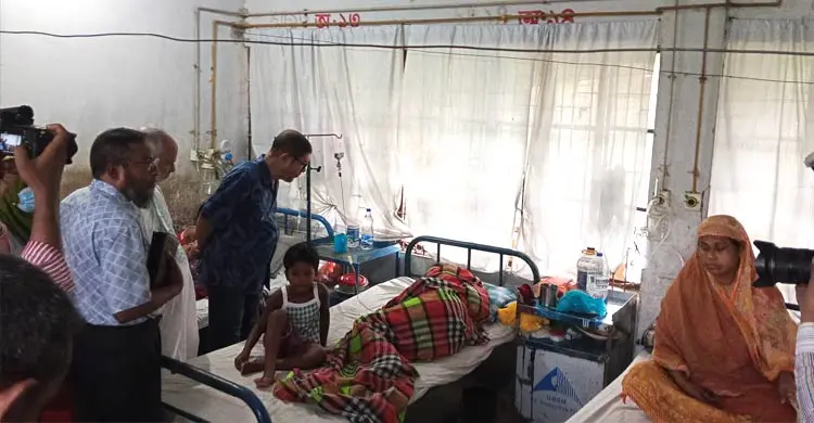 হাসপাতালের খাবার মুখে নিয়েই ফেলে দিলেন স্বাস্থ্যমন্ত্রী
