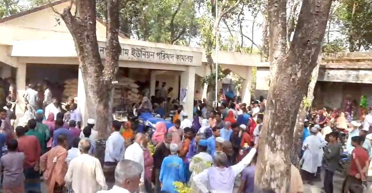 সরকারি চাল যুবদলের খেলার মাঠে নিয়ে বিতরণ, সচিব বললেন ‌‘তারাও তো গরিব’