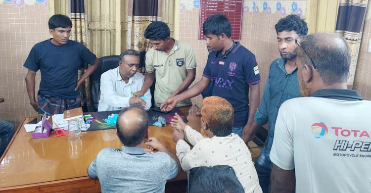 ভিজিএফের ১০ কেজি চালের বদলে ৩০০ করে টাকা দিলেন চেয়ারম্যান