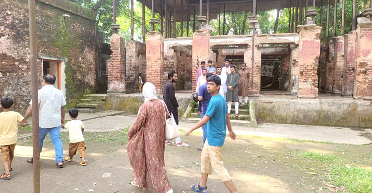 দর্শনার্থীদের পদচারণায় মুখর ময়মনসিংহের পর্যটন স্পট