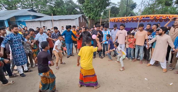 হাঁস ধরা-হাঁড়ি ভাঙা আর লোকজ খেলায় মুখর পোড়াবাড়ীয়া