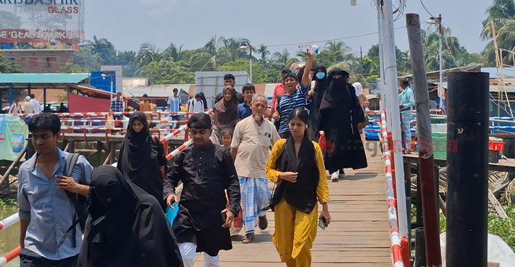 ছুটি শেষে কর্মস্থলে ফিরছে মানুষ, লঞ্চঘাটে যাত্রীদের ভিড়