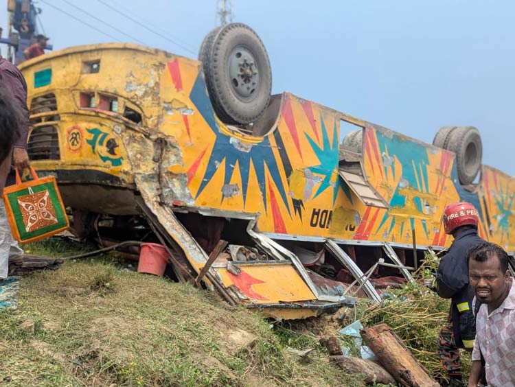 ব্রাহ্মণবাড়িয়ায় নিয়ন্ত্রণ হারিয়ে বাস খাদে, নিহত ৩