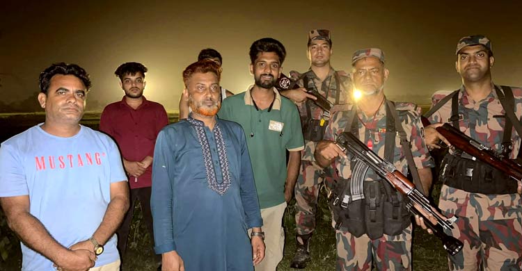 পুশ ইনের শঙ্কা: লাঠি-ফালা হাতে রাতভর সীমান্ত পাহারা দিচ্ছেন স্থানীয়রা