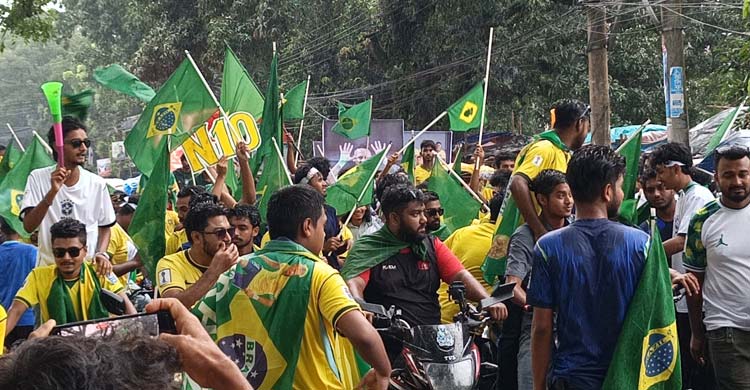 বৃষ্টি উপেক্ষা করে আনন্দ শোভাযাত্রায় ব্রাজিল সমর্থকরা