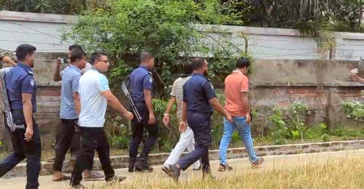 পরীক্ষায় হবু স্ত্রীকে ‘সহযোগিতা’, ধাওয়া খেয়ে দৌড়ে পালালেন এনসিপি নেতা