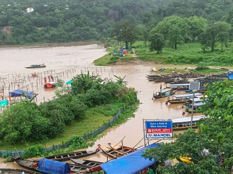 পাহাড়ি ঢলে জাফলংয়ে ভেসে গেছে দোকানপাট, সাদাপাথর বন্ধ ঘোষণা
