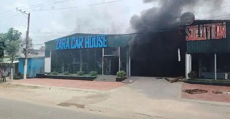 বগুড়ায় গাড়ি বিক্রির শোরুমে আগুন