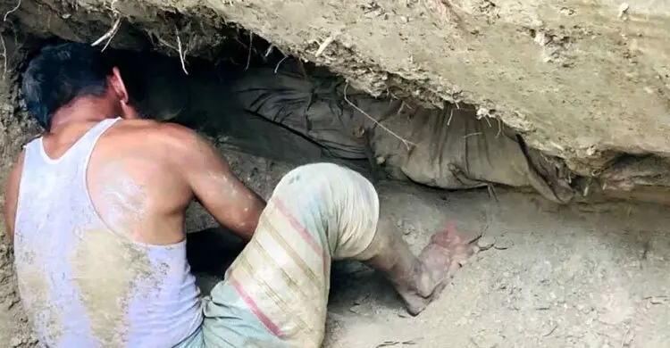স্ত্রীর কবর খননের সময় মিললো ২ যুগ আগে দাফন করা স্বামীর অক্ষত মরদেহ