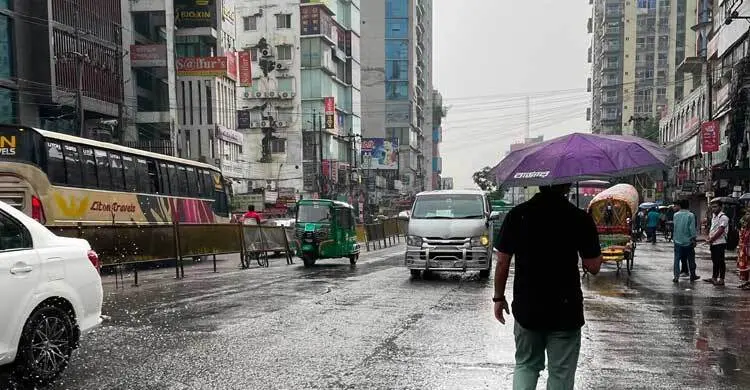 রাজধানীতে ভোর থেকে বৃষ্টি, কমতে পারে তাপমাত্রা