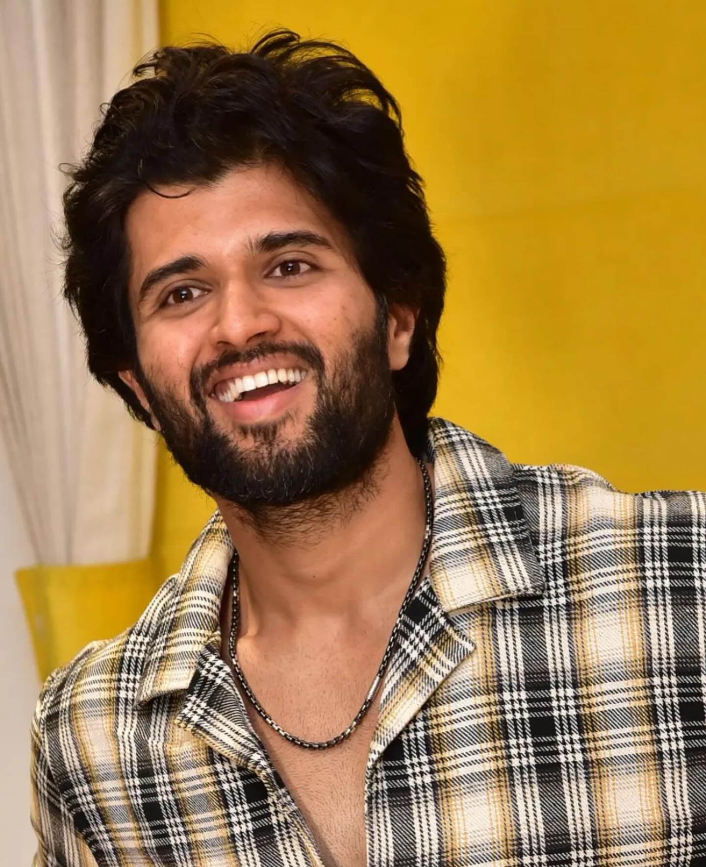 কে বেশি পয়সাওয়ালা, বিজয় নাকি তার বউ