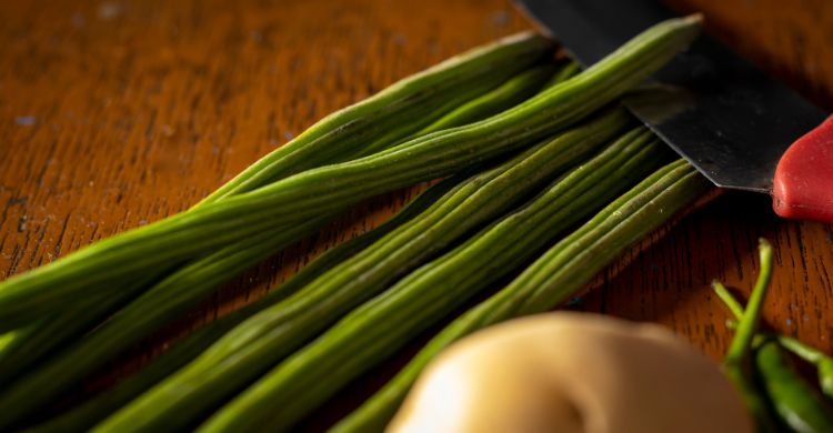 গরমে টক-ঝাল রিফ্রেশিং স্বাদ পেতে বানান আম-সজনের ঝোল