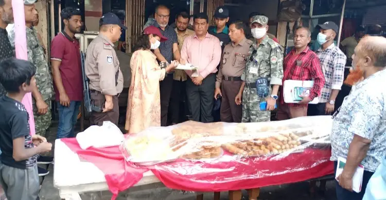 অস্বাস্থ্যকর পরিবেশে ইফতারি প্রস্তুত, দুই হোটেলকে জরিমানা