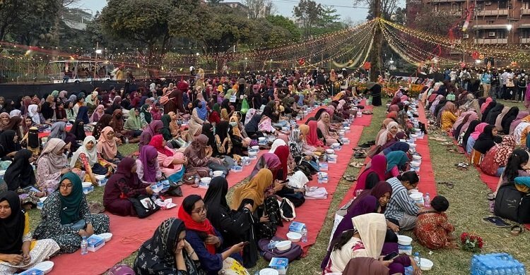 ১২০০ নারী শিক্ষার্থী নিয়ে ডাকসুর গণইফতার 