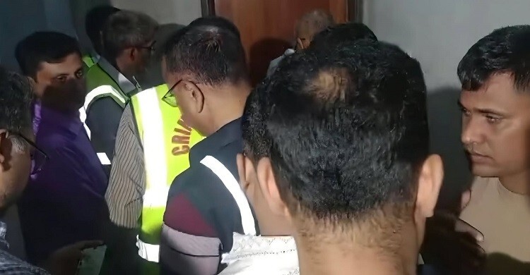 তারাবির নামাজে স্বামী, বাড়িতে ডাকাতের হানায় প্রাণ গেলো স্ত্রীর