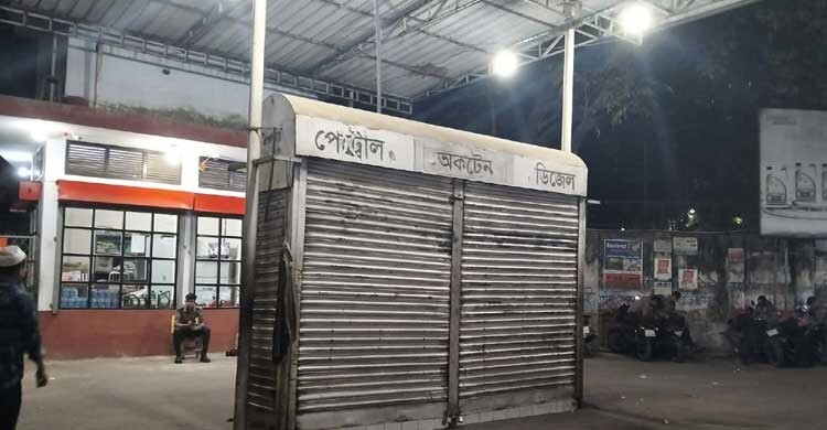 ট্যাংকি ফুল করার হিড়িক, পাম্পে ঝুলছে ‘তেল নেই’