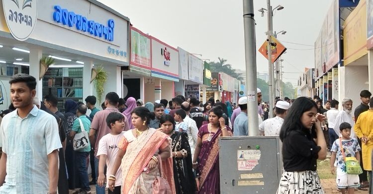 পাঠক-দর্শনার্থীর ভিড়ে মুখরিত বইমেলা প্রাঙ্গণ