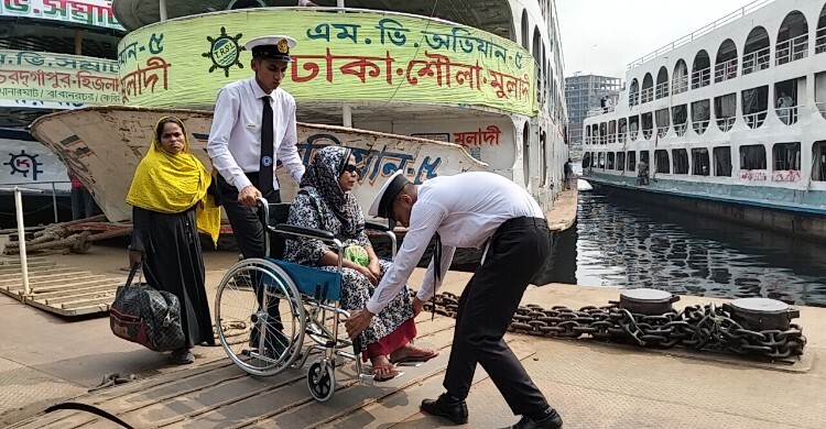 সদরঘাটে ফ্রি হুইলচেয়ার সেবা, সহজে লঞ্চে উঠতে পেরে খুশি রোকেয়া বেগম