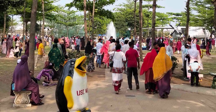 ‘ভেবেছিলাম আজ ভিড় হবে না, এসে দেখি টিকিট কাটতেই জীবন শেষ’