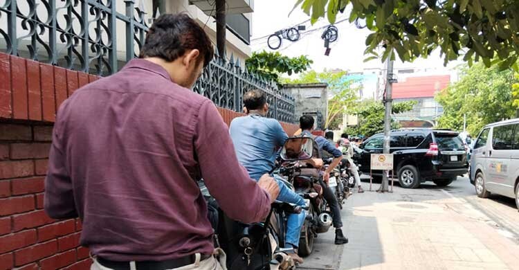 ‘ঘণ্টার পর ঘণ্টা লাইনে দাঁড়িয়ে আর কতদিন তেল নিতে হবে?’