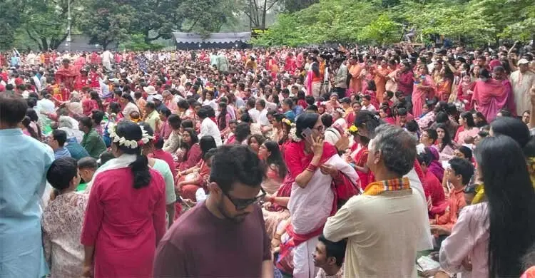 বর্ষবরণে রমনার বটমূলে মানুষের ঢল