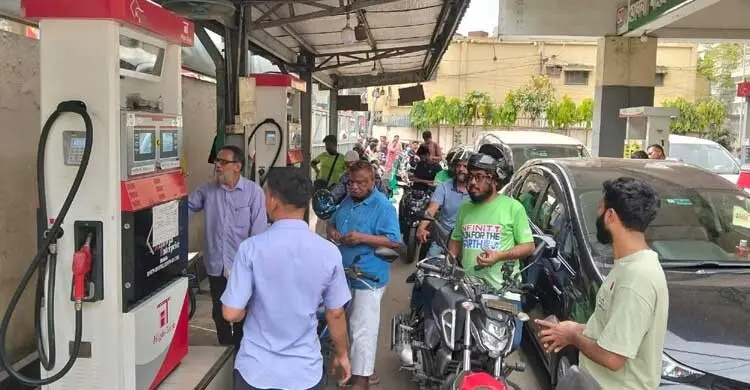 পাম্পে-পাম্পে বাগবিতণ্ডা, ১৩ ঘণ্টা অপেক্ষার পরও মিলছে না তেল