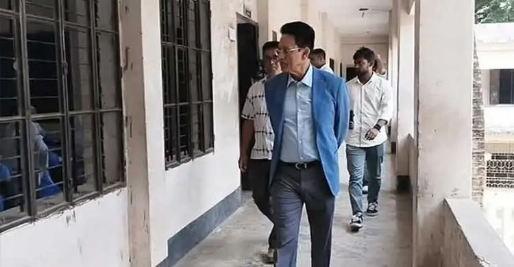 নকল ধরতে হেলিকপ্টার নয়, গাড়িতে করেই মানিকগঞ্জে শিক্ষামন্ত্রী