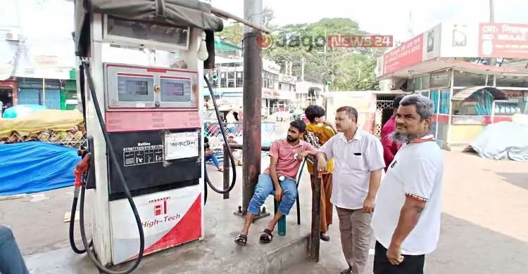 ‘বসে বসে মাছি মারছে, তেলের কাস্টমার নাই’