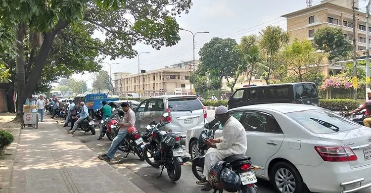 পাম্পে কমছে অপেক্ষা, ‘ফুয়েল পাস’ ছাড়া তেল মিলছেও কম