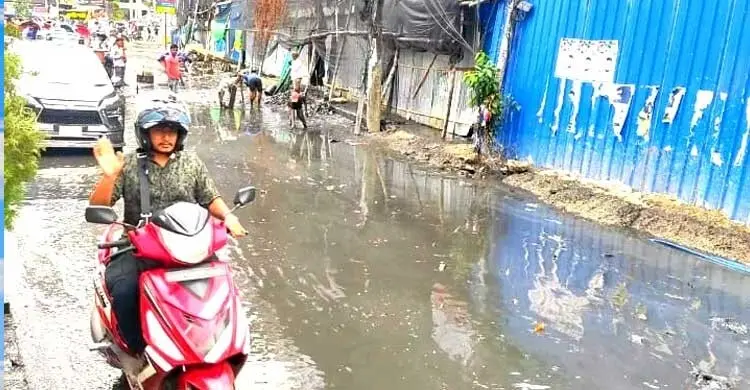 চট্টগ্রামে নিচু এলাকায় এখনো পানি পুরোপুরি নামেনি, ভোগান্তিতে নগরবাসী