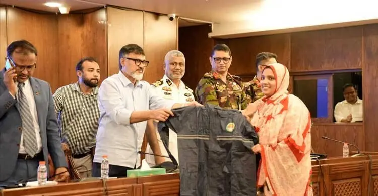 পরিচ্ছন্নতাকর্মীদের মাঝে আড়াই হাজার রেইনকোট বিতরণ