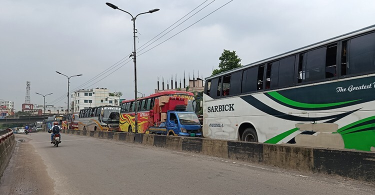 ‘গাড়ি তো আর এগোচ্ছে না, কখন বাড়ি পৌঁছাবো বুঝতে পারছি না’