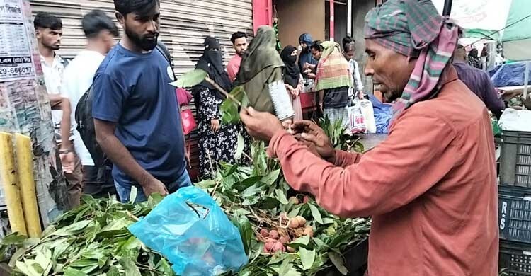 ‘টসটসা, মধু মধু’ হাঁকডাক সায়েদাবাদে, ক্রেতাদের জটলা