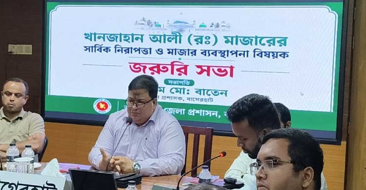 খানজাহান আলী মাজারের দিঘির কুমির সরিয়ে নেওয়ার সিদ্ধান্ত