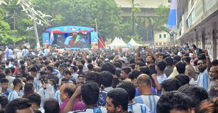 আর্জেন্টিনা-আলজেরিয়া ম্যাচ ঘিরে টিএসসিতে দর্শক-সমর্থকদের ভিড়