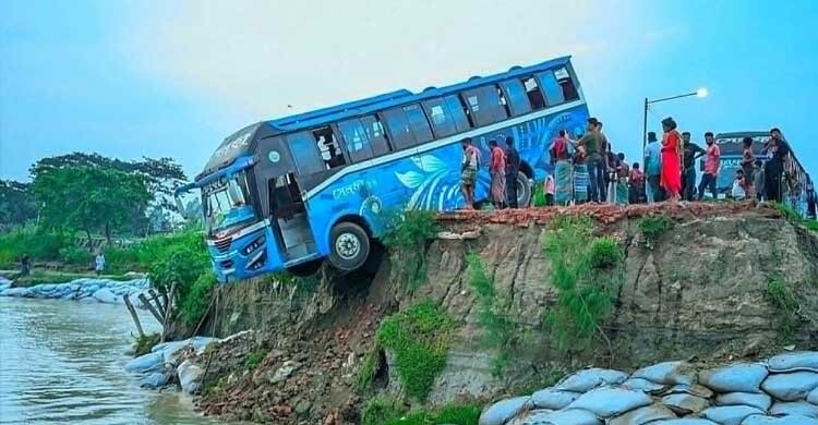 নিয়ন্ত্রণ হারিয়ে নদীর পাড়ে ঝুলে পড়লো সেলফি পরিবহনের বাস