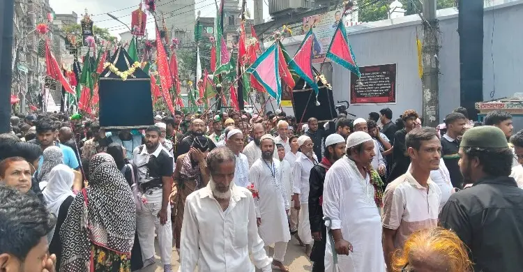 শোকের মাতমে হোসেনি দালান থেকে বের হয়েছে তাজিয়া মিছিল