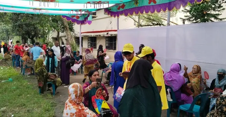 ভ্যাপসা গরমে কেন্দ্রের বাইরে অভিভাবকদের হাতপাখা দিচ্ছে কোচিং সেন্টার