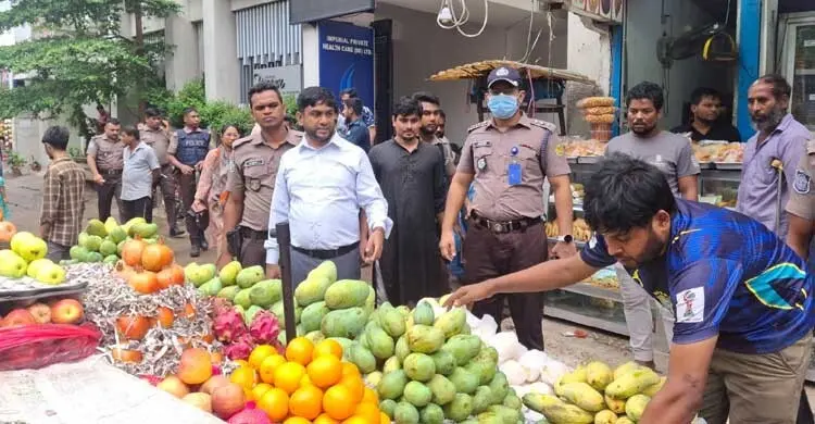 নিউমার্কেটে রাস্তা-ফুটপাত দখলমুক্ত অভিযানে ২০০ স্থাপনা উচ্ছেদ
