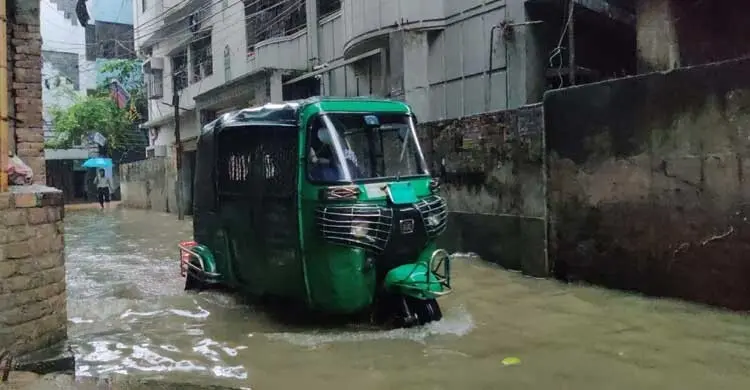 টানা বৃষ্টিতে ঢাকায় জলাবদ্ধতা, ভোগান্তিতে কর্মজীবীরা