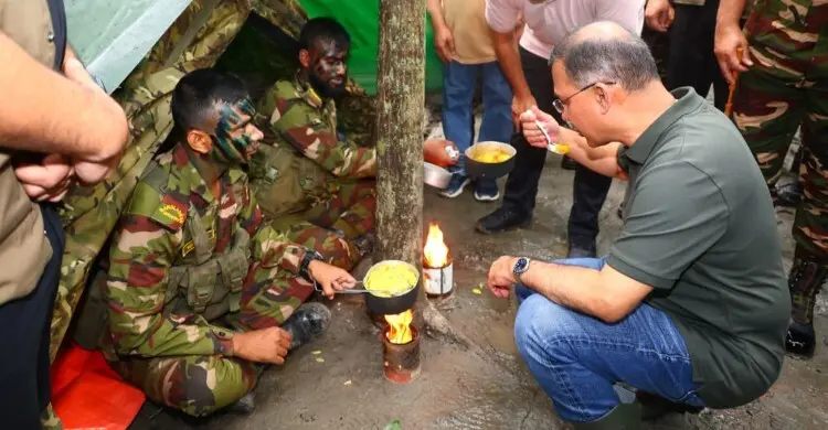 সেনাদের গ্রীষ্মকালীন মহড়ায় যুদ্ধক্ষেত্রের খাবার খেলেন প্রধানমন্ত্রী